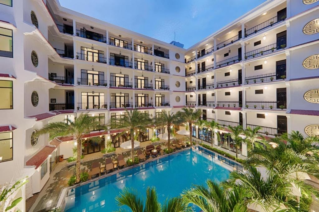Nếu bạn mang theo gia đình, nơi đây là lựa chọn lý tưởng. Khuôn viên resort có khu vực vui chơi trong nhà dành cho trẻ em, cùng phòng gia đình với giường tầng tiện lợi để tạo nên không gian riêng tư cho cả nhà . Bên cạnh đó, du khách được mượn xe đạp miễn phí để dễ dàng di chuyển đến phố cổ, chợ đêm hay bãi An Bàng chỉ trong ít phút, mang lại cảm giác thật sự thoải mái như đang sống chậm nơi miền quê Việt