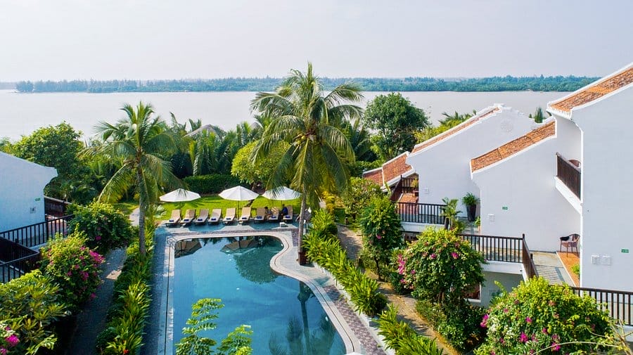 Coco River Resort & Spa Hội An là resort 4 sao nằm yên bình bên bờ sông Thu Bồn, ở làng Cẩm Thanh, Quảng Nam, chỉ cách Cửa Đại và phố cổ Hội An khoảng 5–7 phút lái xe. Đây là điểm đến lý tưởng cho những ai muốn thoát khỏi ồn ào, tận hưởng không gian xanh tươi và sự chăm sóc chu đáo.