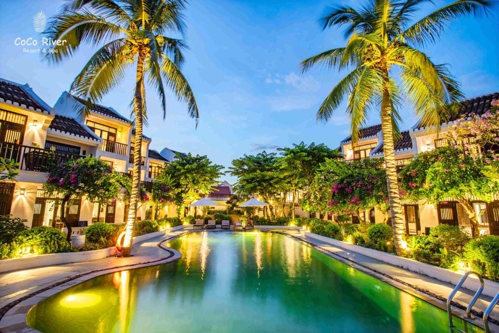 Một trong những điểm nhấn khiến du khách nhớ mãi là bể bơi ngoài trời rộng lớn cùng khu bể dành cho trẻ em, nơi du khách có thể ngâm mình thư giãn dưới ô dừa và ghế tắm nắng. Resort còn gây ấn tượng với hai nhà hàng nội bộ phục vụ đa dạng các món Á – Âu – Việt, coffee shop, bar bên hồ bơi và nhà hàng sát bờ sông, tạo nên cảm giác thư thái trong từng bữa ăn