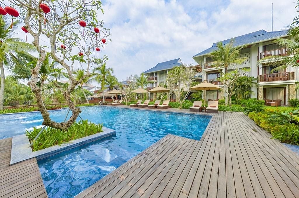 Hoi An Eco Lodge & Spa là resort gần phố cổ Hội An ẩn mình giữa lòng làng Cẩm Thanh, nơi không gian xanh mát hòa quyện với sự yên bình tĩnh lặng. Được thiết kế như một “ngôi nhà thân thiện”, khu nghỉ sở hữu 46 phòng và suite được bài trí tinh tế với nội thất từ vật liệu tự nhiên, mang đến cảm giác ấm cúng, dễ chịu và kết nối gần gũi với thiên nhiên