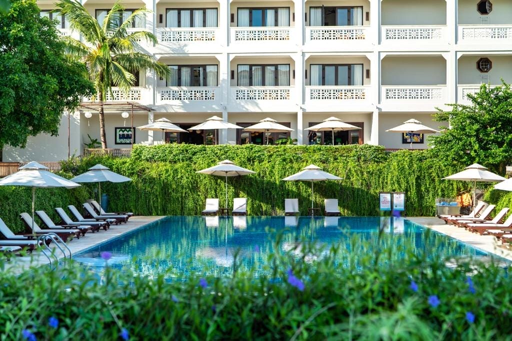 Tọa lạc bên dòng sông Hoài yên ả, Rivertown Hoi An Resort & Spa là điểm đến lý tưởng cho những ai đang tìm kiếm một resort gần phố cổ Hội An sang trọng nhưng vẫn mang đậm hồn cốt phố Hội. Với vị trí đắc địa chỉ cách phố cổ Hội An vài phút đi bộ, nơi đây như chiếc cầu nối giữa nhịp sống cổ kính và không gian thư giãn đậm chất nghỉ dưỡng.