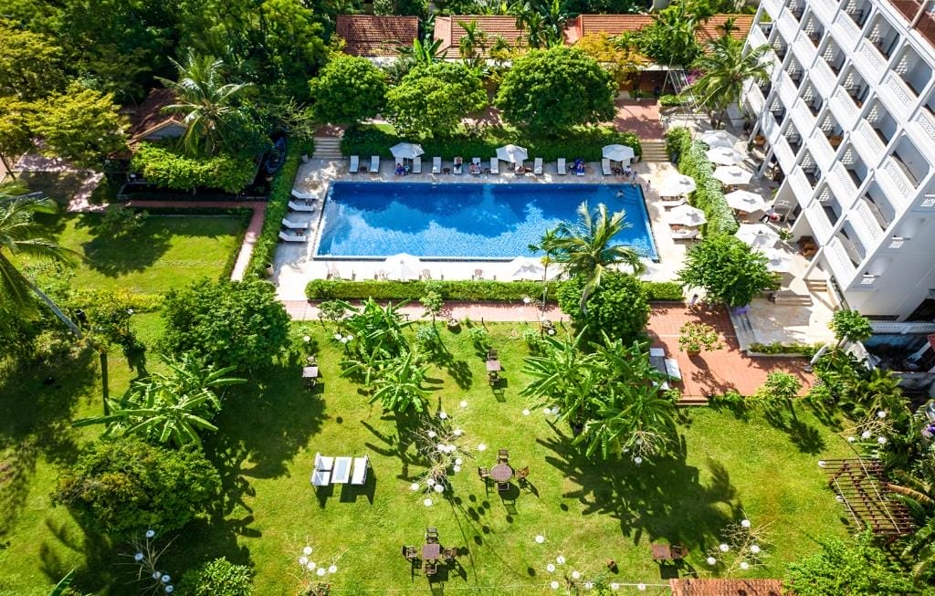 Bước vào khuôn viên của Rivertown, bạn sẽ bị ấn tượng bởi kiến trúc giao thoa giữa nét truyền thống Việt Nam và sự hiện đại tinh tế. Mỗi phòng nghỉ đều được thiết kế rộng rãi với cửa sổ lớn hoặc ban công hướng ra sông hoặc khu vườn xanh mát, mang lại cảm giác an nhiên ngay từ những ánh nhìn đầu tiên. Nội thất gỗ ấm áp, tông màu trung tính và các chi tiết trang trí mang phong cách bản địa tạo nên một không gian gần gũi, nhẹ nhàng nhưng không kém phần tinh tế.