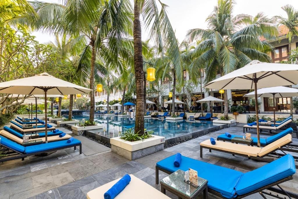 Almanity Hoi An Resort & Spa nằm ngay trung tâm phố cổ Hội An, mang đến trải nghiệm nghỉ dưỡng pha trộn giữa nét văn hóa truyền thống và tiêu chuẩn hiện đại cao cấp. Với kiến trúc mở không rào, không tủ quần áo, resort phản ánh triết lý kết nối giữa không gian và người dùng, giúp du khách cảm nhận tinh thần thân thiện, gần gũi như đang trở về chính ngôi nhà của mình . Sự đa văn hóa của Hội An được khéo léo tái hiện qua từng chi tiết bài trí, từ những mái ngói duyên dáng đến cách sắp xếp nội thất tối giản mà tinh tế.