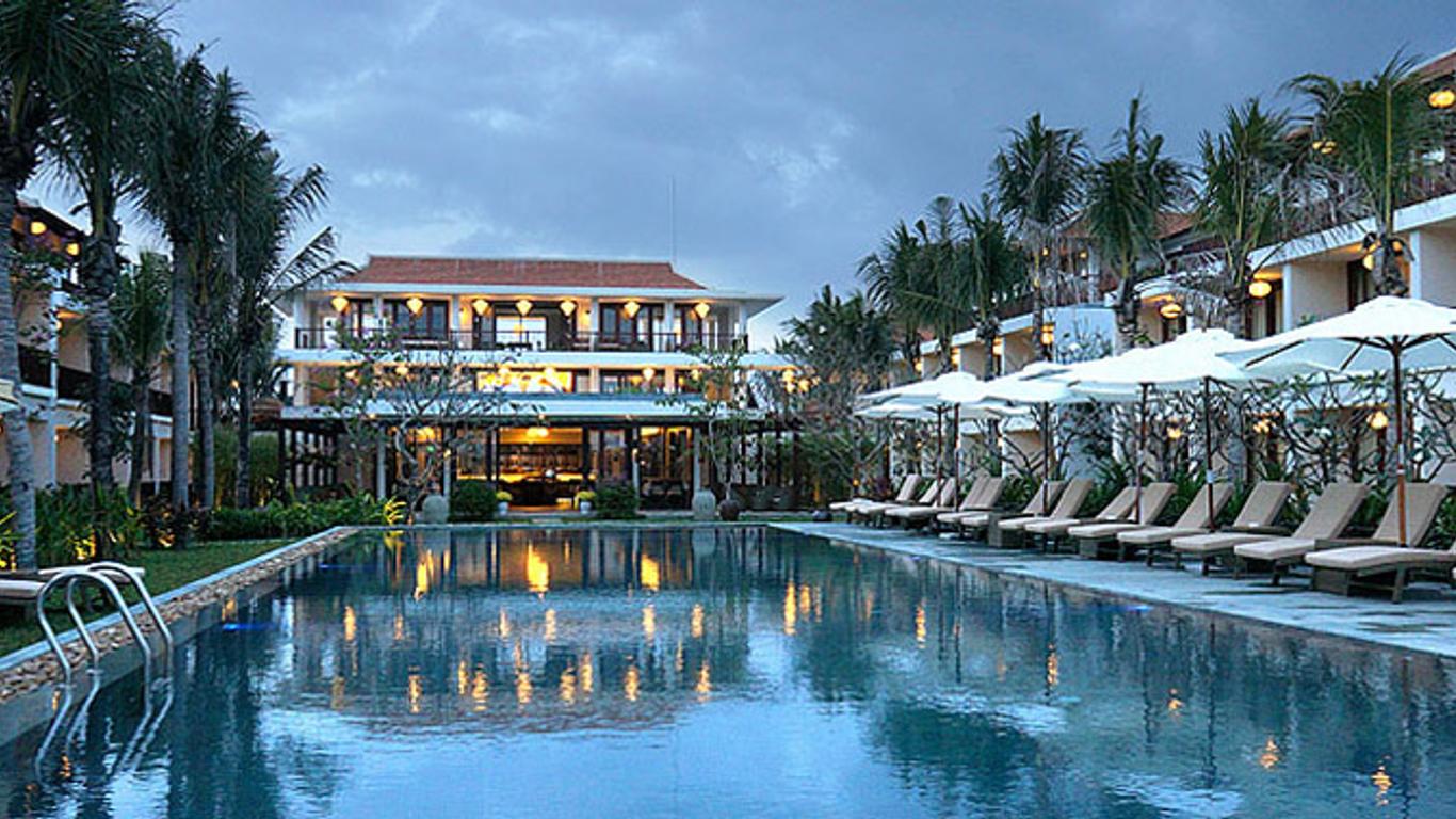 Emerald Hoi An Riverside Resort nằm yên bình bên bờ sông Thu Bồn, chỉ cách Phố Cổ Hội An chưa đầy 5 phút đi bộ. Resort mang đến cảm giác như một ốc đảo xanh mát giữa lòng phố cổ với khu vườn nhiệt đới được chăm sóc tỉ mỉ, hồ bơi ngoài trời rợp bóng cây cỏ và tầm nhìn ra sông rạch trữ tình. Mỗi sáng thức dậy, bạn có thể tận hưởng ánh bình minh nhẹ nhàng qua khung cửa sổ, chân bạn chạm nhẹ lên ban công hướng vườn hoặc hồ bơi, mang đến một trải nghiệm thư giãn tinh tế.