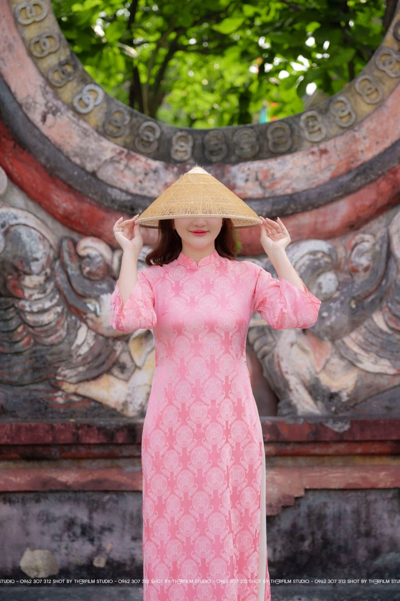 chụp ảnh áo dài đẹp ở vùng đất đèn lồng