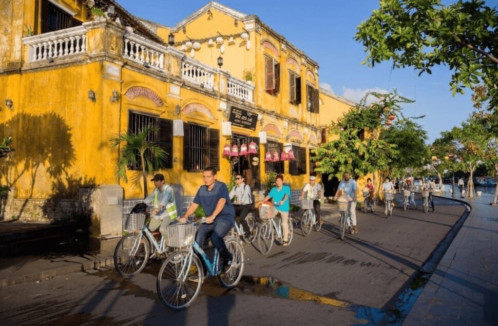 Một trong những cách tuyệt vời nhất để cảm nhận trọn vẹn nét thanh bình của Hội An là tham gia tour xe đạp xuyên làng quê. Khi rời khỏi trung tâm phố cổ, bạn sẽ bắt gặp những con đường làng yên tĩnh, rợp bóng tre, cánh đồng lúa xanh ngát và tiếng chim hót trong trẻo. Đó là nơi thời gian dường như ngừng trôi, nhường chỗ cho nhịp sống nông thôn nhẹ nhàng và chân thật