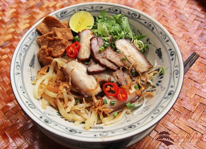 Food tour Hội An là lựa chọn không thể thiếu cho những tâm hồn mê ẩm thực. Ẩm thực Hội An không phô trương, nhưng lại đầy chiều sâu và bản sắc. Mỗi món ăn đều kể một câu chuyện, đều mang hương vị của vùng đất, của con người – giản dị mà khó quên.