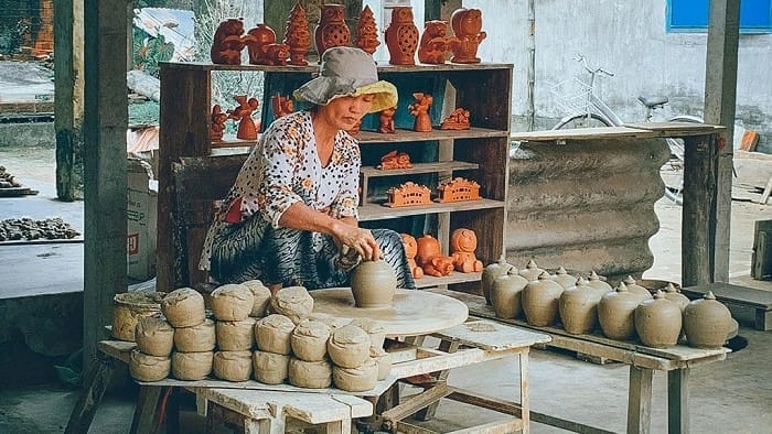 Hội An không chỉ có phố cổ mà còn là nơi lưu giữ những giá trị văn hóa lâu đời thông qua các làng nghề truyền thống. Đây là những nơi mà kỹ thuật thủ công, sự kiên nhẫn và tình yêu nghề được truyền từ thế hệ này sang thế hệ khác.