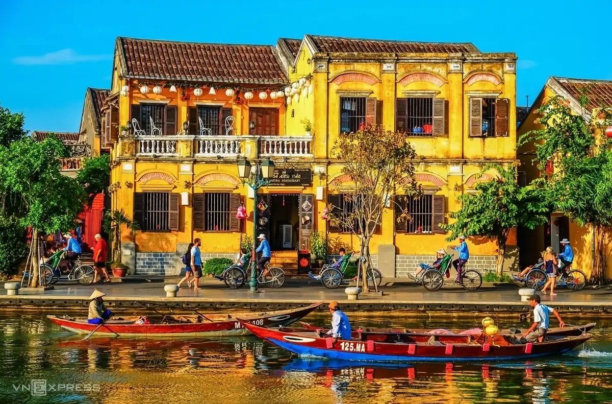 Lịch trình 1 ngày "đậm đà văn hóa & ẩm thực"Buổi sáng: Tour xe đạp khám phá làng quê: Đạp xe qua cánh đồng lúa xanh mướt, ghé thăm: Làng rau Trà Quế (học cách trồng rau, thử làm nông dân) Làng gốm Thanh Hà (chiêm ngưỡng nghệ thuật gốm cổ) Rừng dừa Bảy Mẫu (chèo thuyền thúng, ngắm cảnh sông nước thơ mộng). 