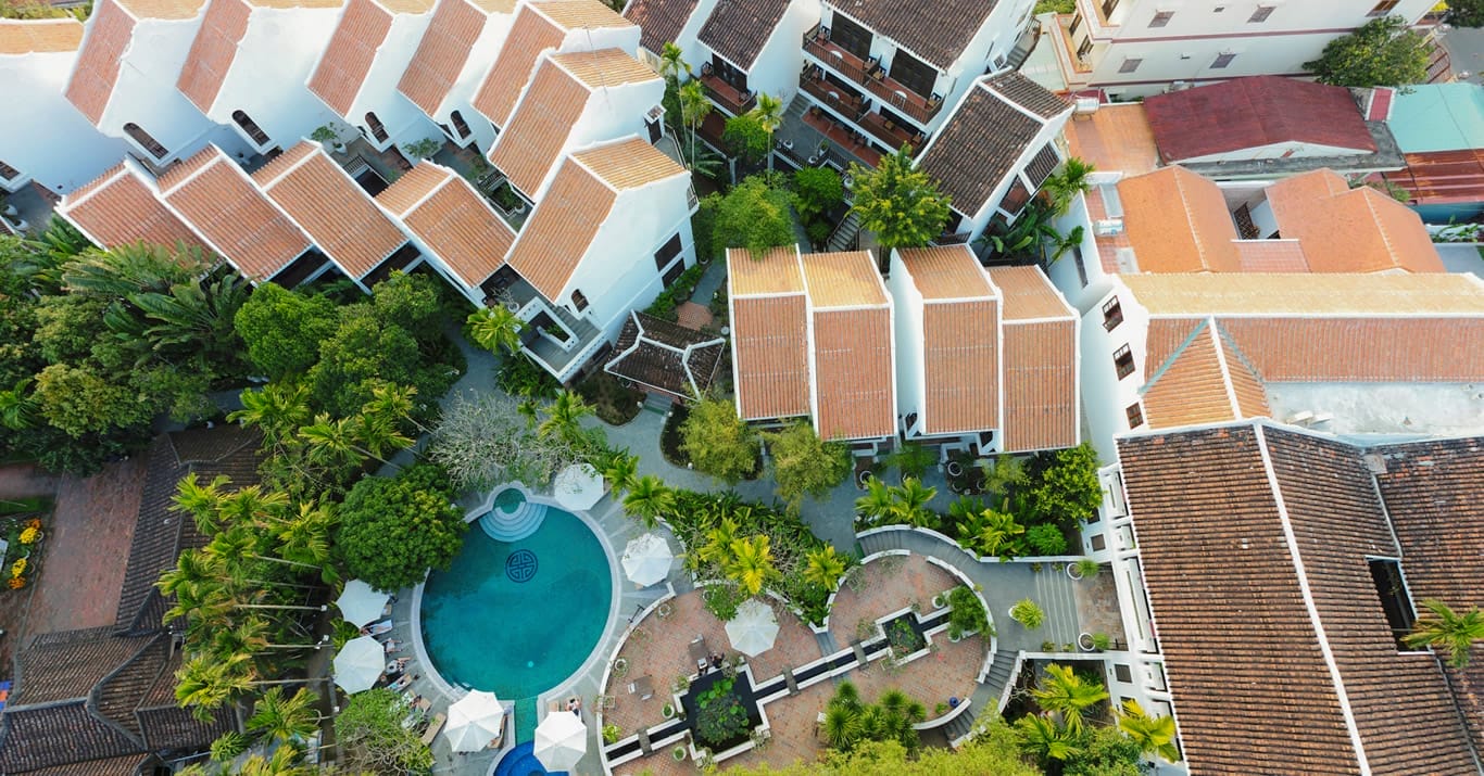 Nếu muốn tìm một resort view đẹp ở Hội An vừa gần phố cổ, vừa mang đến không gian thư thái để nghỉ dưỡng, thì Hoi An Ancient House Resort & Spa sẽ là lựa chọn không thể bỏ qua. Nằm trên trục đường Cửa Đại, khu nghỉ chỉ cách phố cổ vài phút di chuyển, đủ thuận tiện để khám phá nhịp sống sôi động nhưng vẫn giữ được sự yên tĩnh đặc trưng, bao quanh bởi sắc xanh của vườn cây và hơi thở thiên nhiên trong lành.